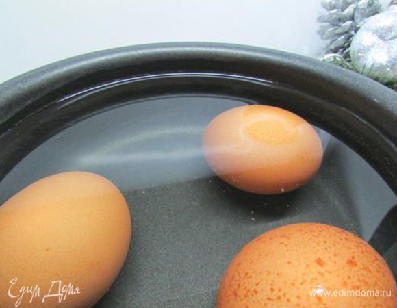 Отварить и остудить яйца (у меня уходит меньше яиц, но это зависит от формы тарталеток).