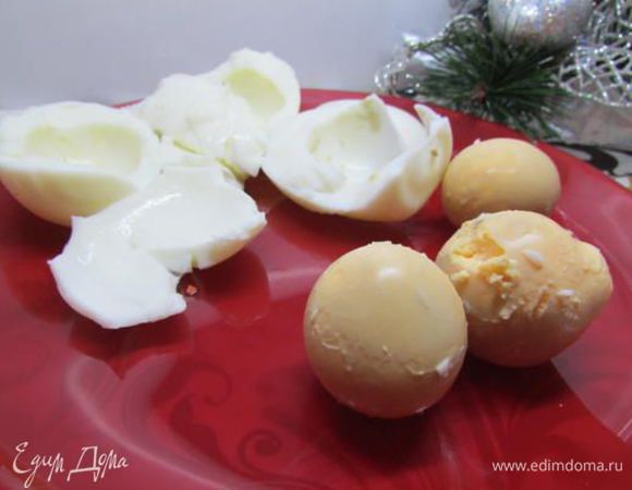 Желтки отделить от белков (белок можно использовать в любой салат). 