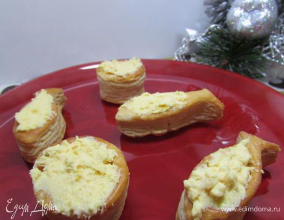 Разложить яичный крем по тарталеткам. 