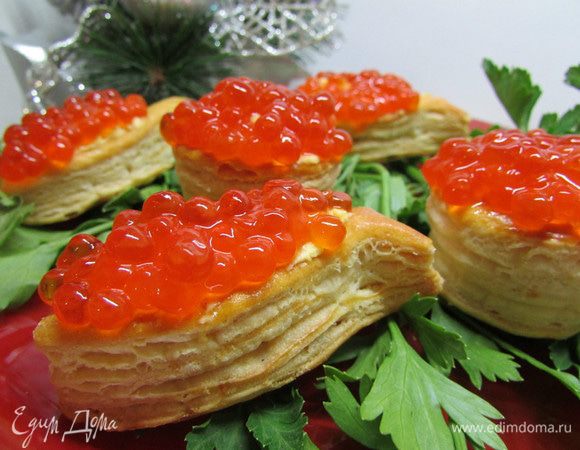 Сверху украсить крем красной икрой. Выложить тарталетки на тарелку, украшенную зеленью петрушки или укропа.
Приятного аппетита! 