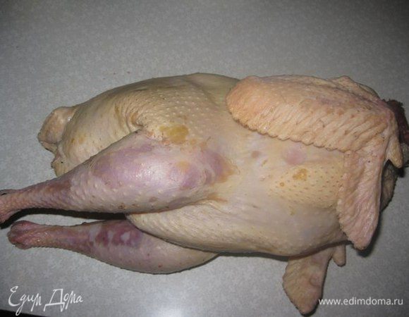 Подготавливаем тушку индейки, моем сушим. Если она была замороженная размораживаем за 2 суток. У меня маленькая индейка 4 кг.