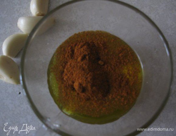 Оливковое масло, соль и паприку перемешиваем. Нарезаем чеснок.