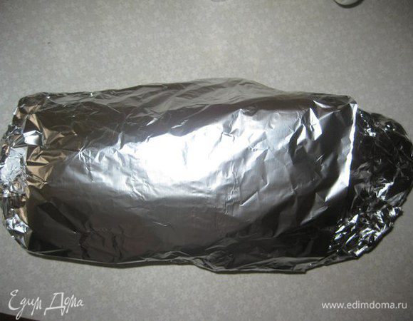 Заворачиваем в фольгу и кладем на 4 часа в холодильник, у меня она лежала целую ночь. 
Так же в фольге выкладываем на противень и ставим в духовку. Запекаем 1,5 часа. Если у вас большая индейка, то больше. За 20 минут до окончания запекания, я разрезала сверху фольгу ножом, чтобы она подрумянилась и появилась корочка.