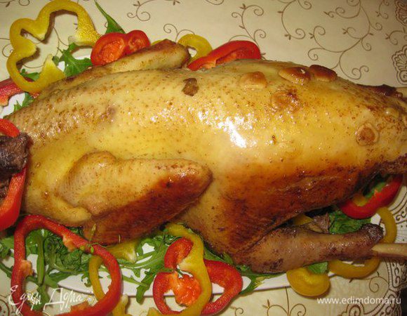 Обязательно подаем к столу с болгарским перцем и зеленью, у меня рукола.
Приятного аппетита!
