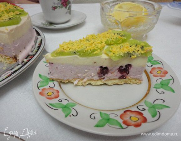 На почти застывшую начинку выложить «чешуйкой» кусочки киви и посыпать тертым   шоколадом (у меня он был с апельсиновым вкусом).
