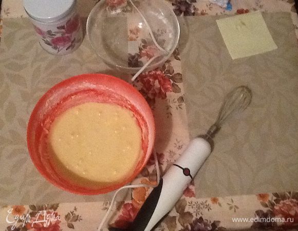 Муку просеиваем с крахмалом и разрыхлителем. Смешиваем с яичной смесью.

Выложить тесто в форму (у меня 30 см). Выпекать 25-30 минут при температуре 180 градусов.Остудить и разрезать корж на две части.