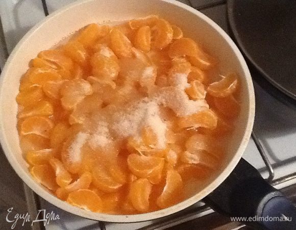 Мандарины чистим, разделяем на дольки.Засыпаем 50 г сахара и заливаем водой.Ждем пока закипит и варим 15 минут. После откидываем на дуршлаг, а в оставшемся соке растворяем желатин.