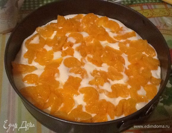 На дно разъемной формы выкладываем первую половинку коржа. Сверху выливаем 1/2 крема и распределяем мандарины. Далее заливаем оставшийся крем и накрываем второй половинкой коржа.
Ставим в холодильник не менее чем на 4 часа (лучше на ночь)