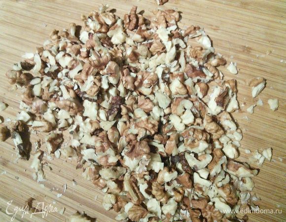 Грецкие орехи порубить крупно. 