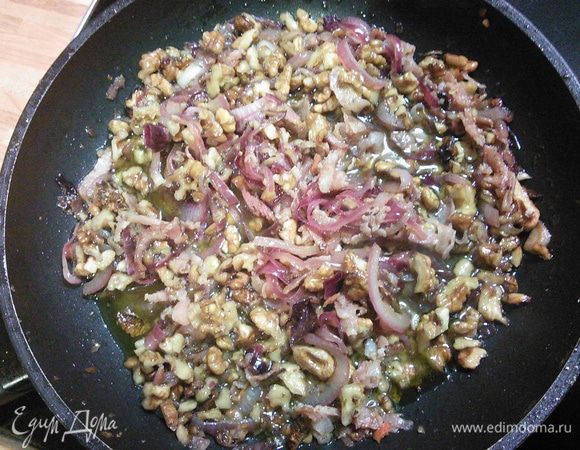 Влить белый бальзамический уксус, мёд и бульон (у меня для этих целей всегда есть баночка бульона от "кнорр"), добавить оставшиеся 3 ст. ложки масла, хорошенечко перемешать, снять с огня, посолить и поперчить. Заправке дать остыть. 