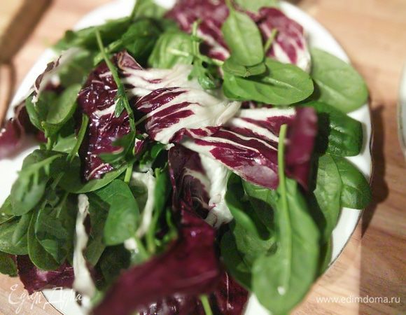 Салаты вымыть, обсушить, порвать крупные листья руками. В оригинальном рецепте вместо шпината идёт цикорий. 