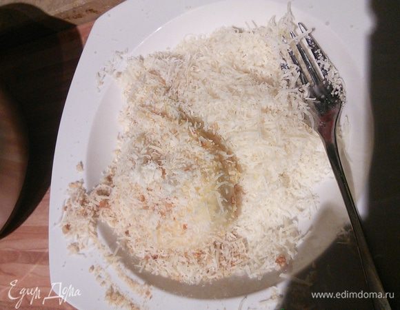 Приготовить всё для панировки: пармезан натереть на тёрке и смешать с панировочными сухарями, в другой тарелке взболтать яйцо, в третьей тарелке - мука. 