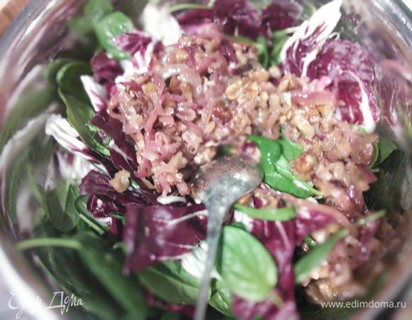 Салатные листья смешать с ореховым соусом. 