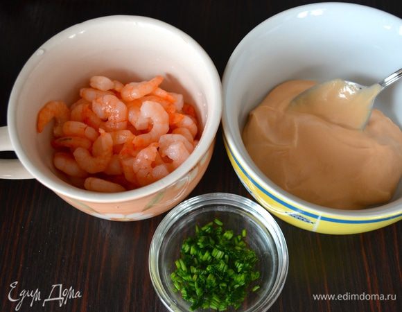 Перейдем к приготовлению начинок. Для начинки из креветок, смешать для соуса майонез и кетчуп, мелко нарезать шнитт-лук, готовые креветки очистить. 