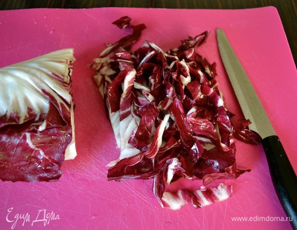 Вымыть и мелко нарезать красный радиккио. Отложить все в сторону.