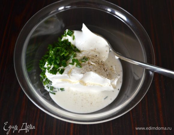 Для следующей начинки со слабосоленой семгой (лососем) смешать сыр филадельия со сливками и мелок нарезанным шнитт-луком. Поперчить и слегка посолить.