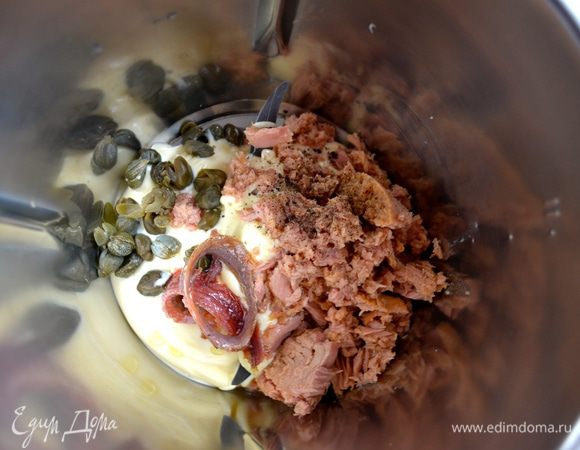 Для начинки из тунца в чаше блендера смешать майонез, консервированного тунца, каперсы и филе анчоусов. Измельчить до достаточно однородного состояния.