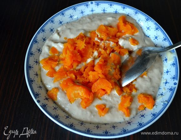 Добавить вареную морковь, предварительно размяв ее вилкой. Можно добавить морковь ко всем остальным ингредиентам и взбить все вместе в блендере, но мне нравится цветовая "нота", которую придают тунцовой смеси кусочки морковки.  