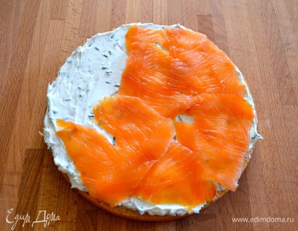 Сверху выложить ломтики слабосоленой семги.