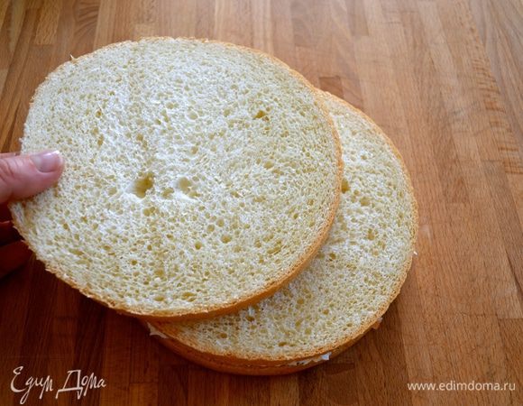 Накрыть двумя (!) следующими дисками. Важно помнить, что начинку мы наносим через каждые 2 диска теста. 