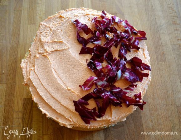 Итак, на третий корж наносим вторую начинку... Смазать корж по всей поверхности кремом из козъего сыра. Сверху выложить слой нарезанного красного радиккио.