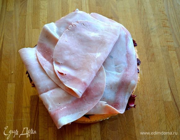 Накрыть тонкими ломтиками вареной ветчины.
