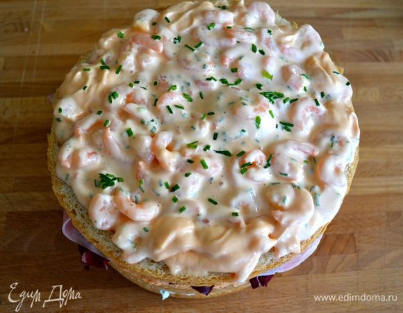 Накрыть еще двумя коржами. Выложить начинку из креветок. Я еще немного присыпала сверху шнитт-луком.