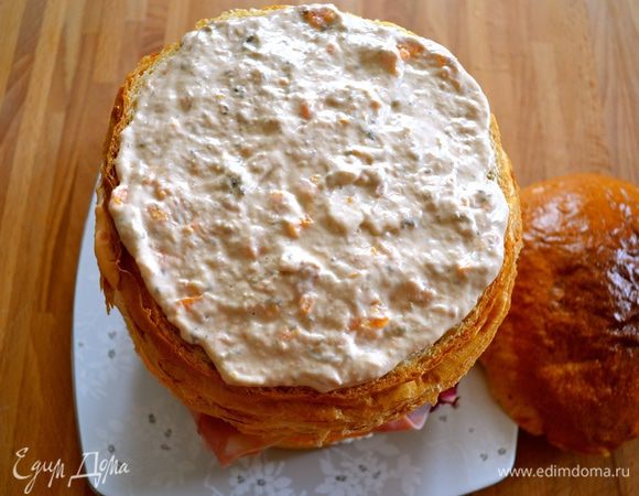 Снова накрыть двумя дисками теста. Предпоследний корж смазать тунцовым соусом. И накрыть верхушкой панеттоне. Он сразу же готов к подаче, а хранить фаршированный гастрономический панеттоне можно в холодильнике, завернув плотно в слой пищевой пленки. 