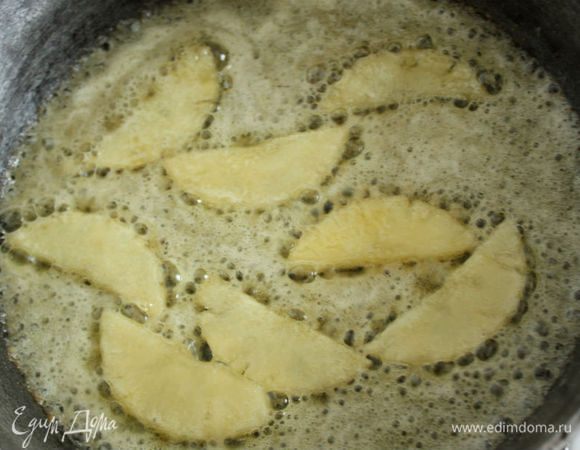 В большой сковороде расплавить 40 г масла, добавить 2 ст.л. сахара и растворить его на среднем огне. Выложить ломтики ананаса и готовить в течении 3 минут с каждой стороны или до лёгкой карамелизации. Если использовать консервированные ананасы, то не забудьте обсушить их перед обжариванием.

