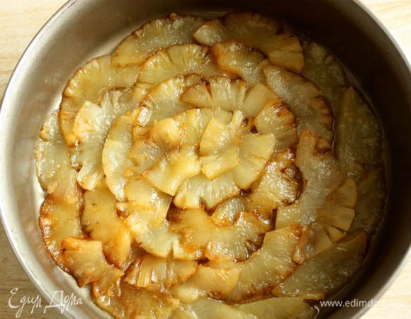 Выложить ломтики на дно формы, слегка перекрывая друг друга, чтобы не оставалось пробелов. Если останутся лишние, нарезать небольшими кусочками и позже добавить в тесто.

