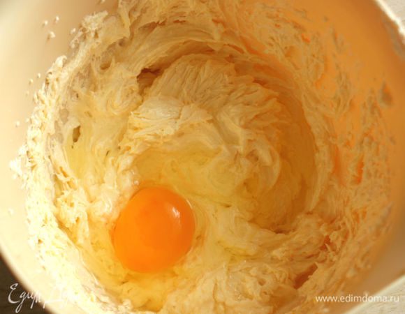 Взбить электрическим миксером оставшееся масло с сахаром в течении 5 минут до почти белого, пышного крема. Взбить яйца по одному, хорошо перемешивая. Влить лимонный сок и ванильный экстракт.

