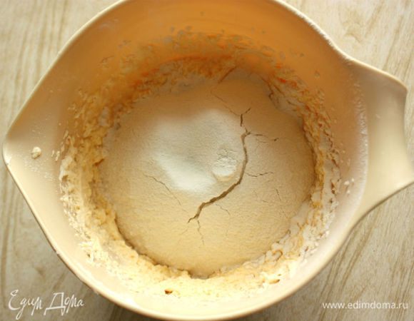 Просеять муку в миску с масляной смесью.