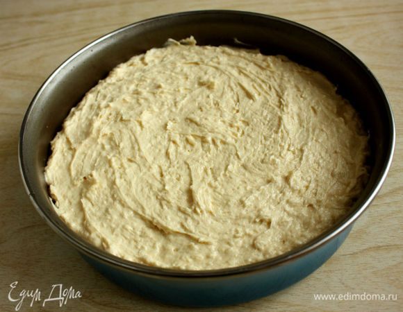 Выпекать в течении 50-60 минут, проверяя готовность деревянной шпажкой, пока она не станет выходить сухой и чистой.

