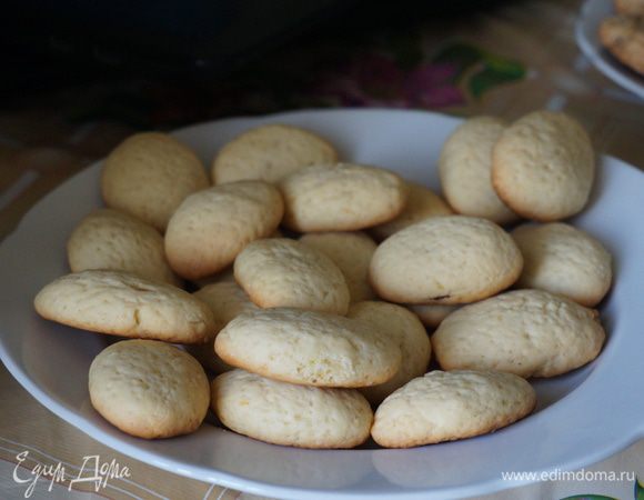 Переложить готовое печенье на решетку, остудить и употребить по назначению. Приятного аппетита!