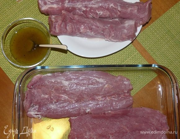 Подготовка мяса. Свиную вырезку помыть очистить от пленок. Отрезать кончики с двух сторон, чтобы концы колбаски получилась ровные.
Посередине сделать надрез и разложить (как книжку). Отбить мясо с обеих сторон (плоской стороной отбивного молоточка чтобы на было вмятин).
Замариновать мясо маринадом: оливковое масло, бальзамический уксус, сок лимона, соль, перец молотый, тимьян, горчица.
Поставить в холодильник на 5-6 часов (у меня простояло практически 24 часа).