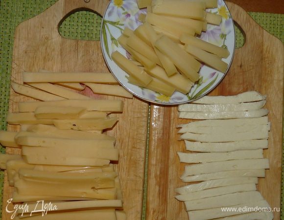 Подготовка начинки. Три вида сыра "масдам", "пармезан" (твердый), сулугуни - нарезать брусочками. Если есть, можно положить в начинку немного сыра с плесенью. 
На оливковом масле с добавлением сливочного пассировать нарезанный лук (можно вместо репчатого лука использовать лук порей). Добавить к луку грибы и немного обжарить (исключительно для удаления лишней влаги из грибов). 