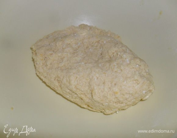 Замесить тесто из муки, яйца, творога, сахарного песка, теплого сливочного масла и молотого миндаля. 