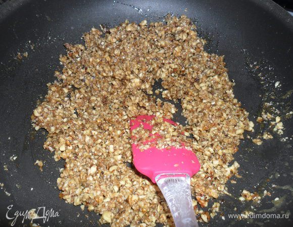 Готовим начинку: 

Сахарный песок расплавить на слабом огне при постоянном помешивании, добавить сливки, орехи и специи. Дать остыть.