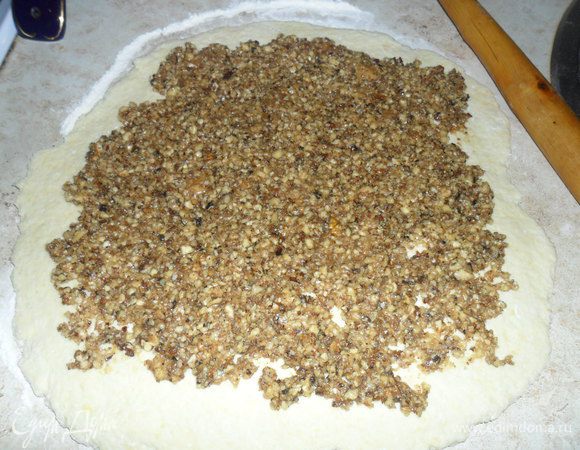 Тесто хорошо обмять и раскатать толщиной 1 см. Выложить сверху начинку.