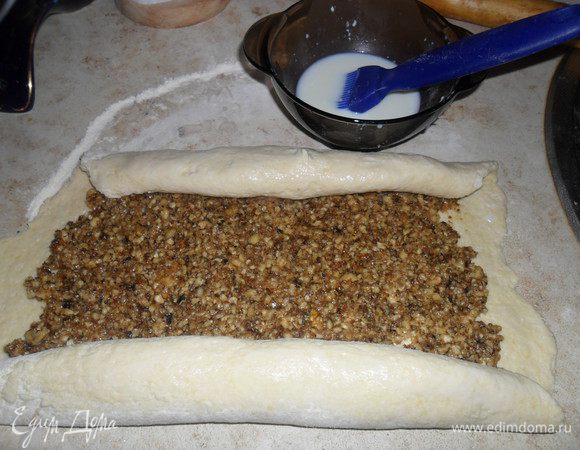 Свернуть рулетом, смазывая тесто молоком.