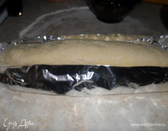 Вокруг рулета выложить бортик из фольги. Растопить 50 гр. сливочного масла и смазать рулет. Выпекать на нижнем уровне духовке 45 минут при температуре 180 С.