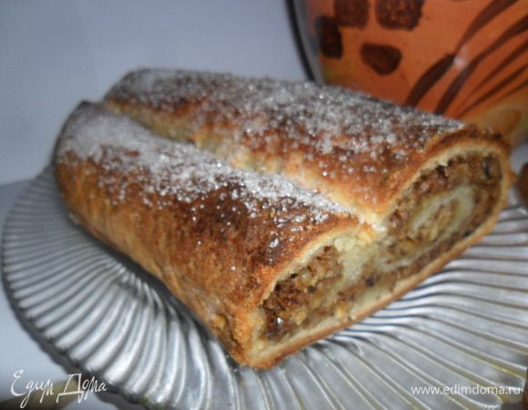 Готовый рулет переложить на решетку, удалить бортик из фольги, смазать сверху растопленным маслом и посыпать сахаром.