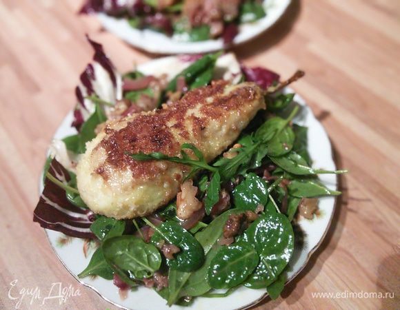 Выложить салатные листья на тарелку (я подавала порционно), на салат нашу звёздочку - грушу. 