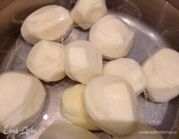 Очистить картофель, нарезать на 4 части. 