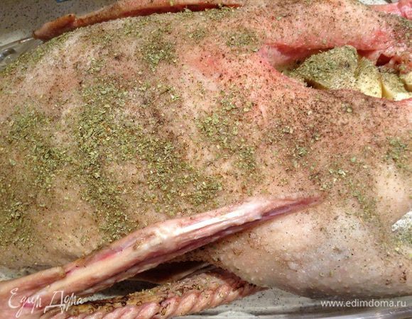 Переложить картофель (картофель надо посолить) и чеснок в гуся, присыпать специями.