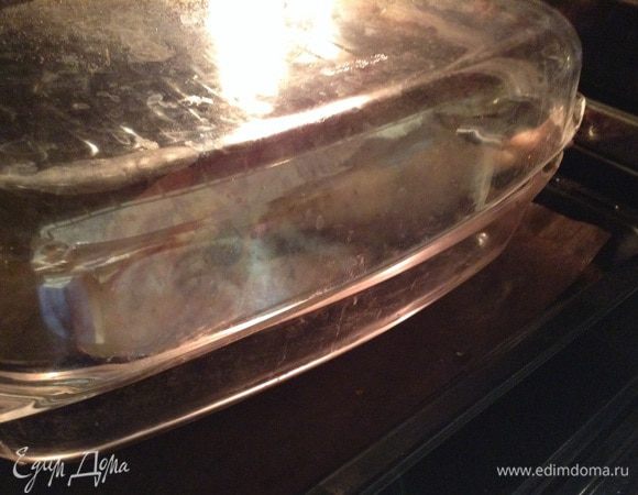 Выпекать в духовке (у меня есть большая стеклянная форма, но можно накрыть фольгой) 1 час при 220* и еще 2 часа при 200*.
Получилось очень сочное и мягкое мясо с вкуснейшей картошкой.