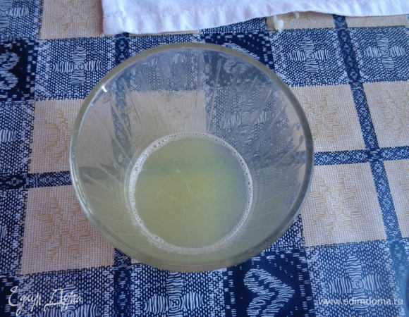 Выжмем из лайма сок.