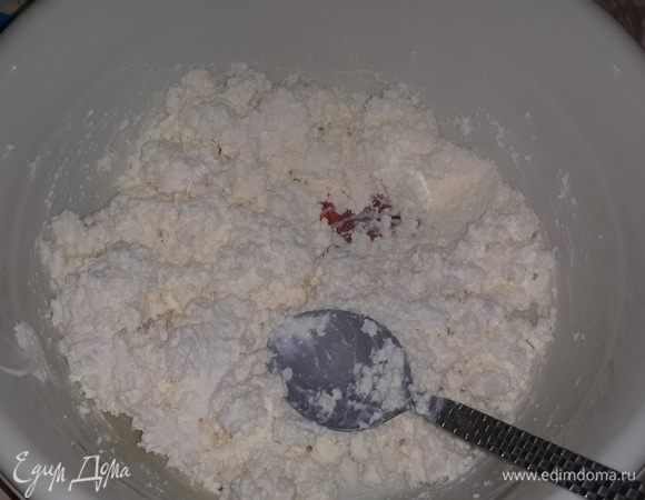 Перетираем творог (если он зернистый), чтобы стал более гомогенным. 