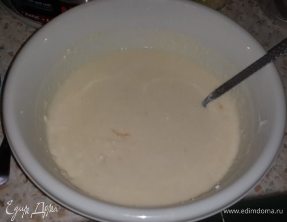 Слегка взбиваем яйца с сахаром и ванилином. Добавляем в творог. Затем добавляем сметану и ананасы (дольками). Начинка довольно жидкая получается, но это и хорошо, т.к. она отлично пропитывает песочное тесто и пирог получается мягким, не сухим как большинство аналогичных пирожков.