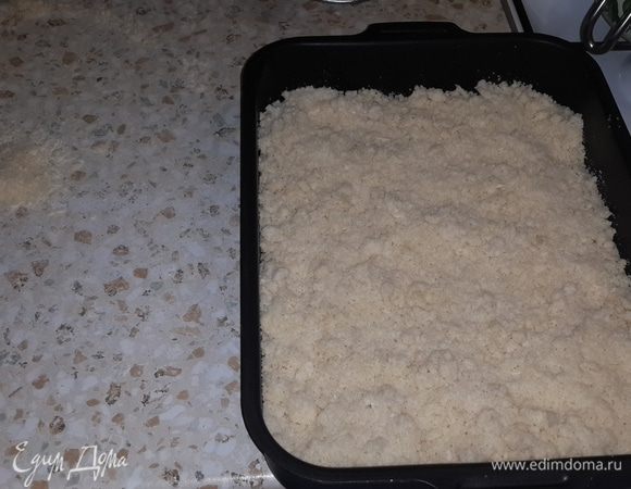 Берём форму для запекания. Большую часть теста (примерно 2/3) выкладываем на противень. Не утрамбовывайте, просто распределите равномерно.